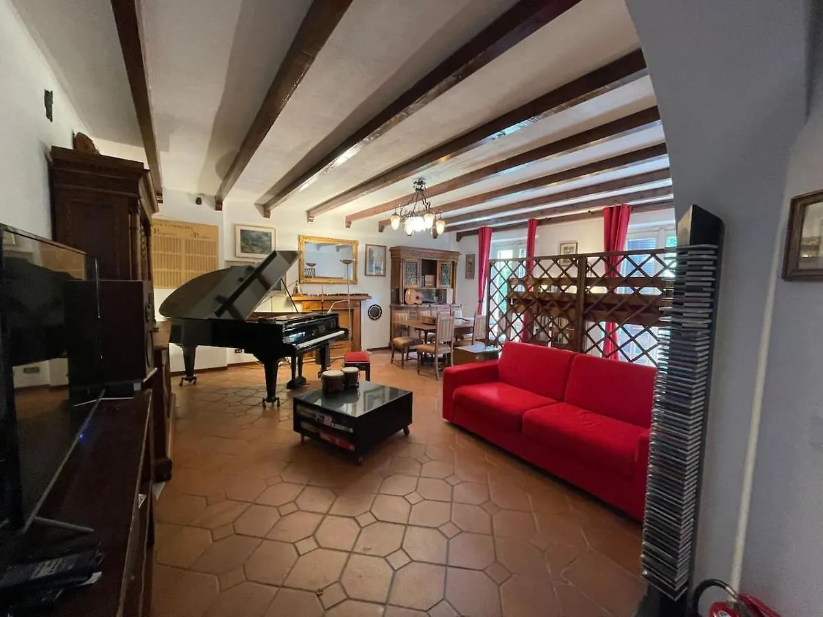 Musicians Mansion Apartment Fino Mornasco Italy